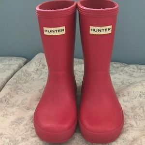 Cute deep pink hunter boots. Toddler size 9 girls.
